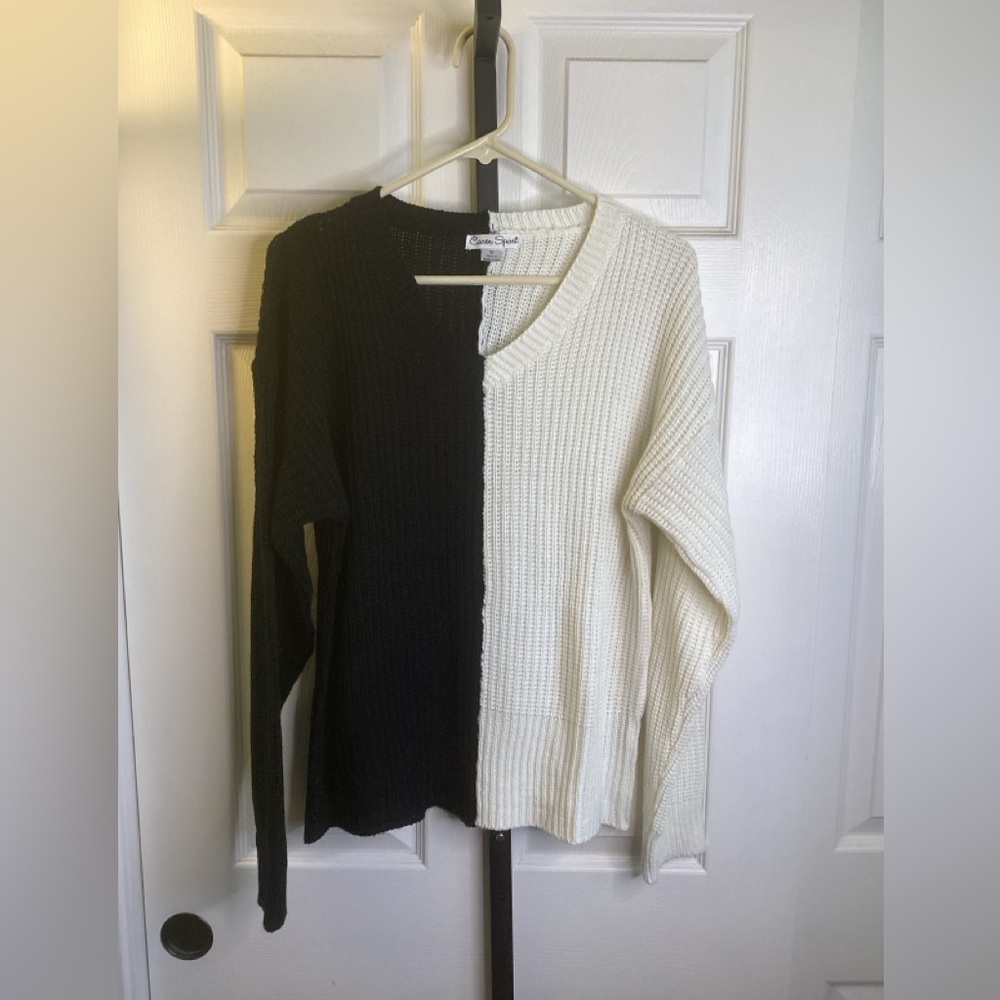 SALE Caren Sport Black and White V-Neck Sweater, tagged 1X (fits like med/large)